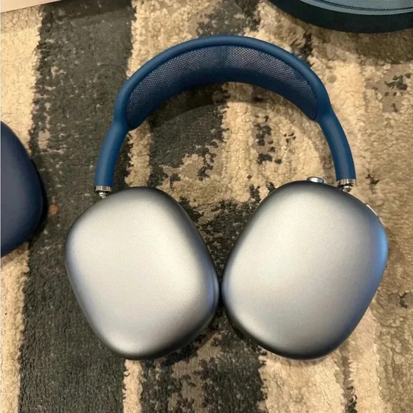 Sky Blue AirPod Pro Max barley used - Picture 5 of 14